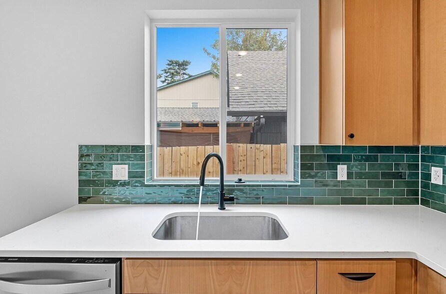Building Photo - 817 NE 94th Ave