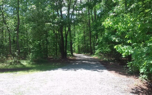 Building Photo - Country living in Glen Allen three bedroom...
