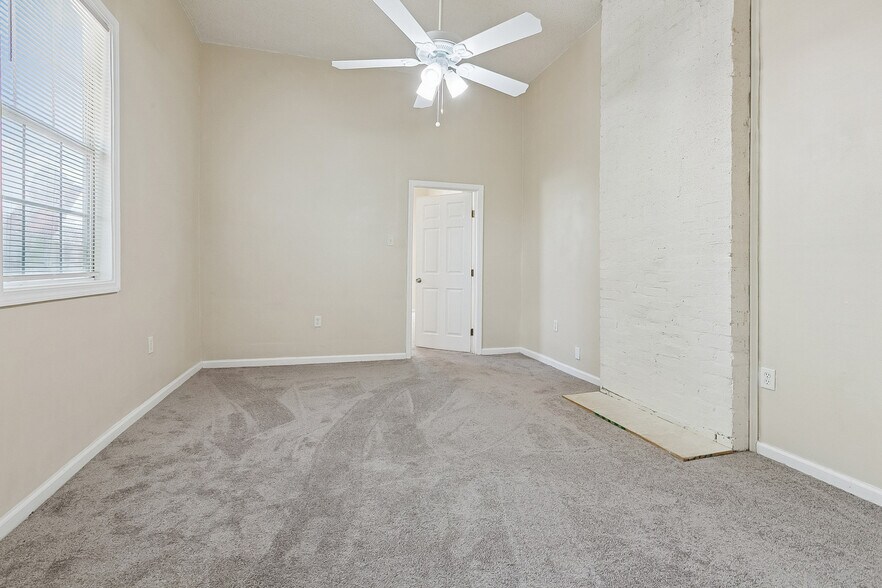 Right side of unit, middle room - 2920 Philip St