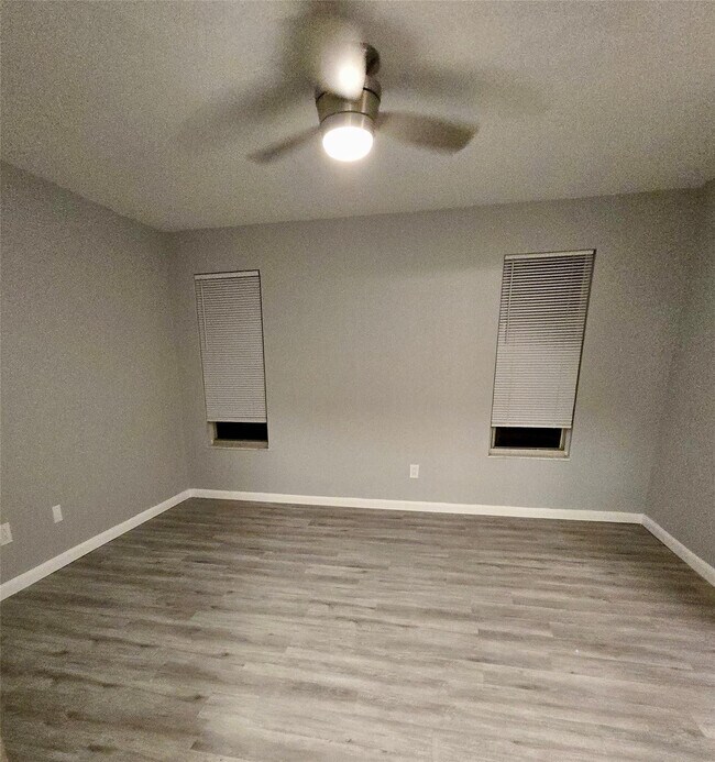 Building Photo - 1074 SW Jennifer Terrace