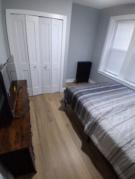 Building Photo - 3420 W Dickens Ave