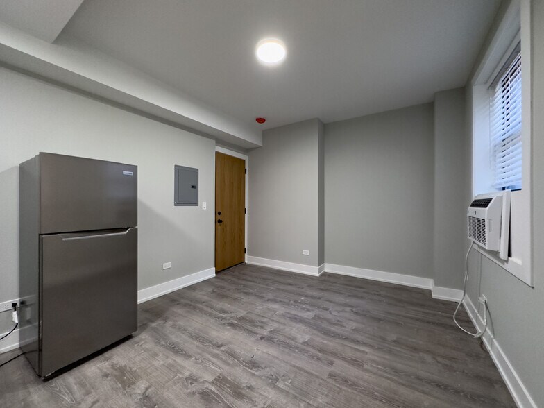 Building Photo - 510 W Belmont Ave