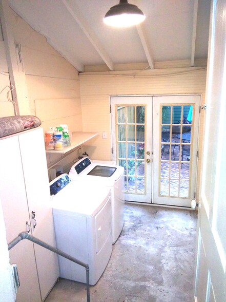 Private Laundry - 447 Elmira Ave