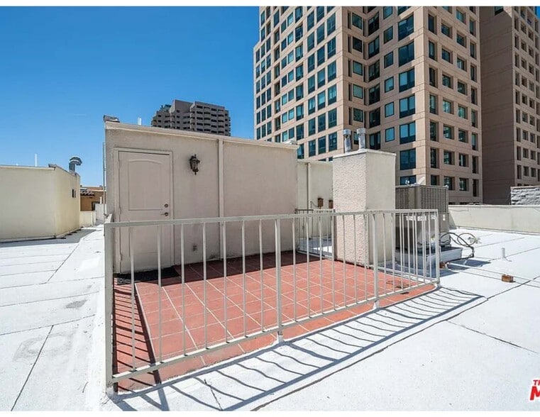 Roof Patio - 10511 Ashton Ave