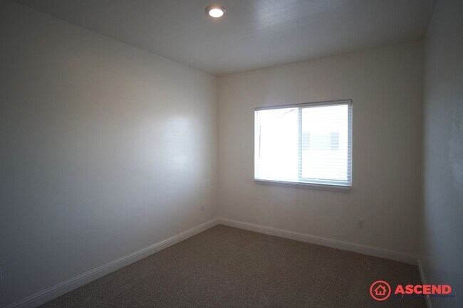 Building Photo - 4 Bedroom House in Gossamer Grove!