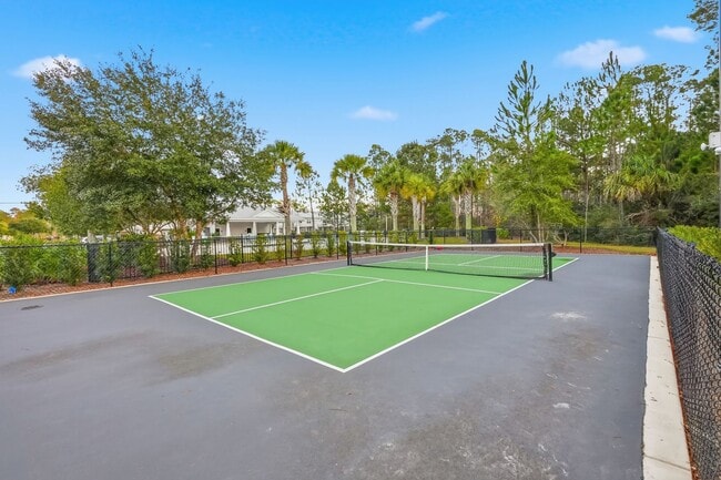 Building Photo - 3 Bedroom End Unit with a Lake View!!