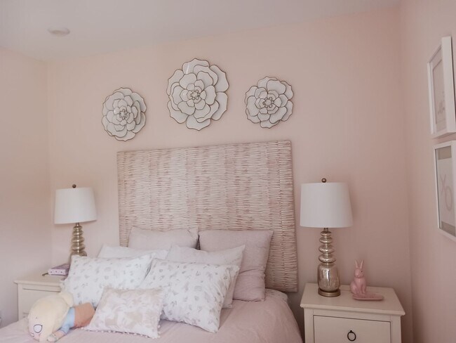 Building Photo - Here is your chance to live in Model Home!...