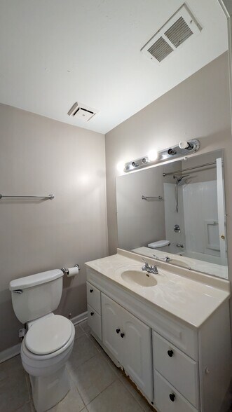 Building Photo - 5534 E Lake Dr