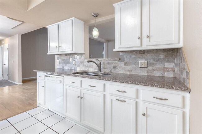 Building Photo - 10304 Southridge Terrace