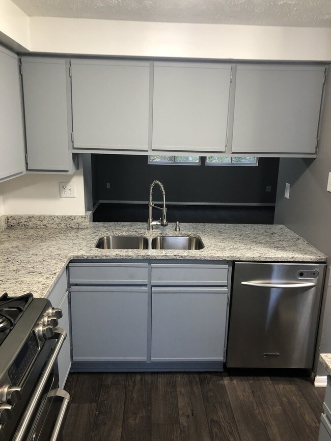 Building Photo - Royal Towne Park Decatur End Unit Townhome