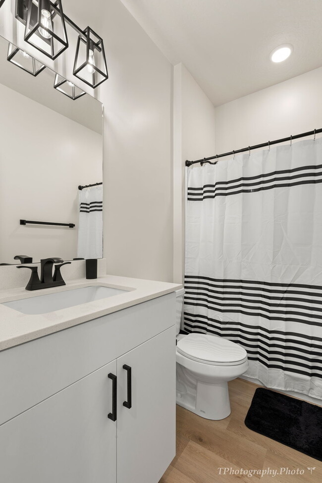 Building Photo - Private Master Suite Near SUU | Utilities Included | Female Housing | $850/Month