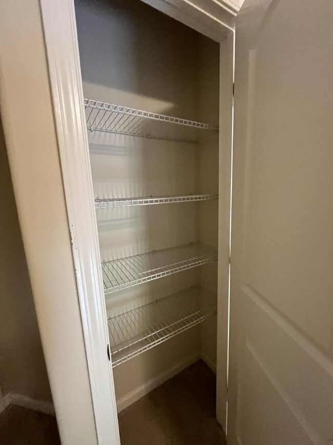 Building Photo - "Charming 2-Bedroom Townhouse Retreat with 2.5 Baths in Kernersville!"