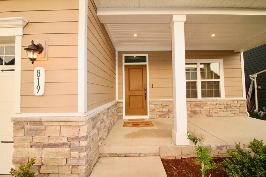 Building Photo - 819 Dean Dr