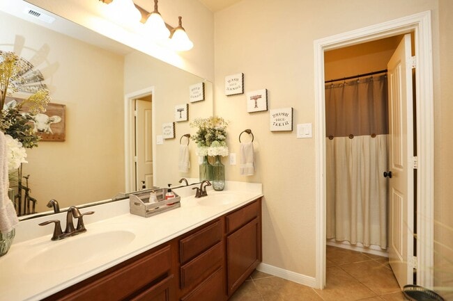 Building Photo - For Lease | 4 Bed, 2 Bath | 2,449 Sq Ft | The Woodlands Creekside Community |