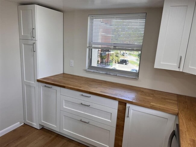 Building Photo - 1120 N Shore Dr NE