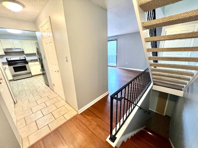 Building Photo - Sewickley Heights - Gorgeous Townhouse - 3...