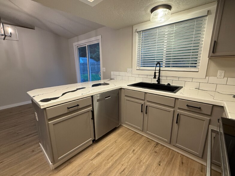 Building Photo - 1093 W Waltman Dr