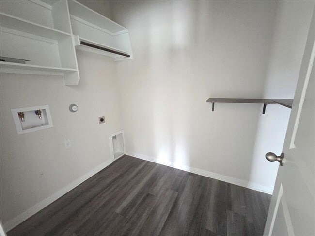 Building Photo - 220 Sun Grv Trl