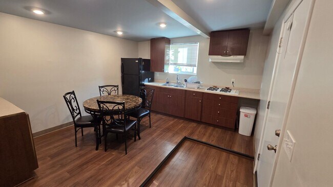 Building Photo - Spacious and Cozy studio!