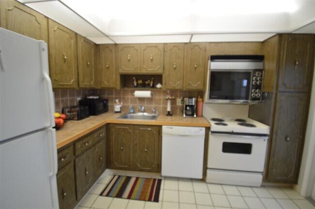 Building Photo - 3080 N Course Dr