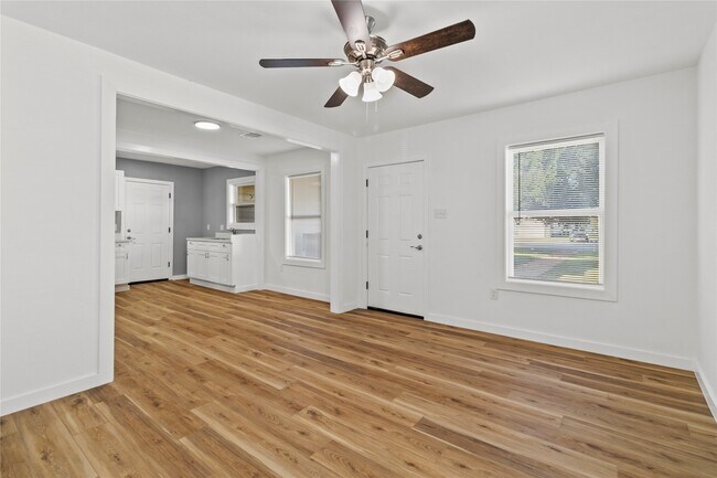 Building Photo - 1715 W 4th St