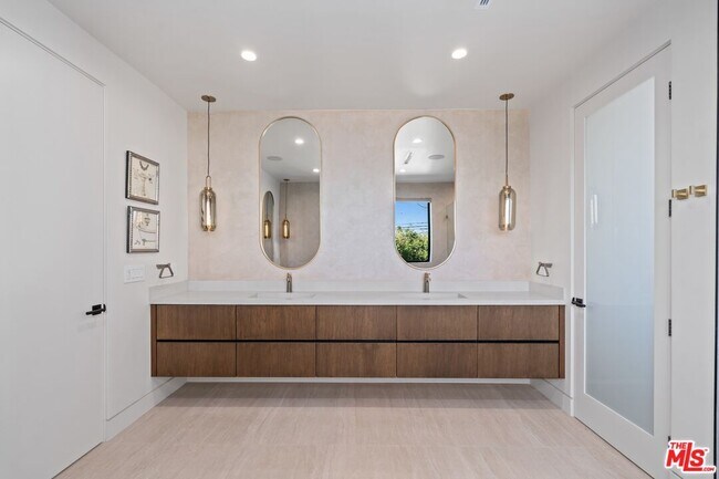 Building Photo - 4708 Noble Ave