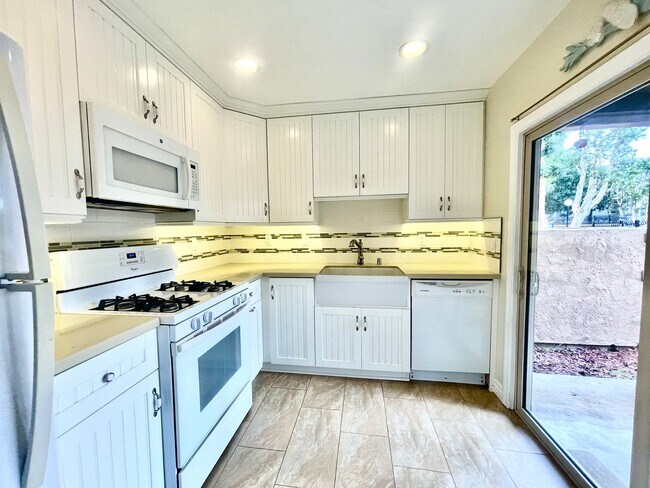 Building Photo - Beach-Close in Huntington Beach 1 Bedroom