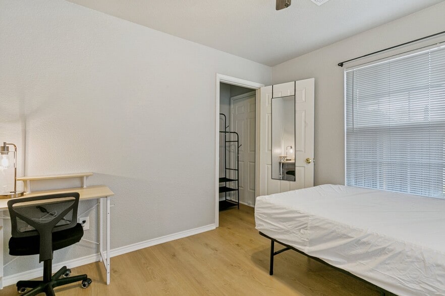 Building Photo - 107 S Crawford St