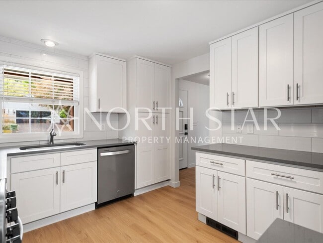 Building Photo - Charming Updated One-Level Home with Spaci...