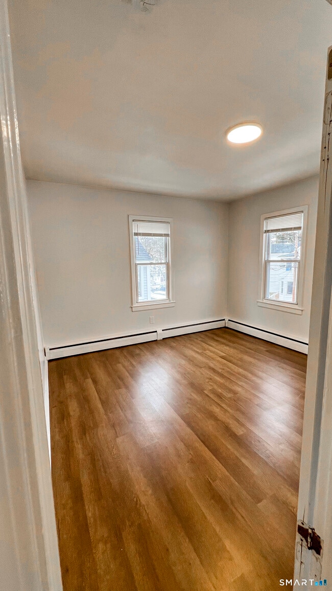 Building Photo - 8 Locust St