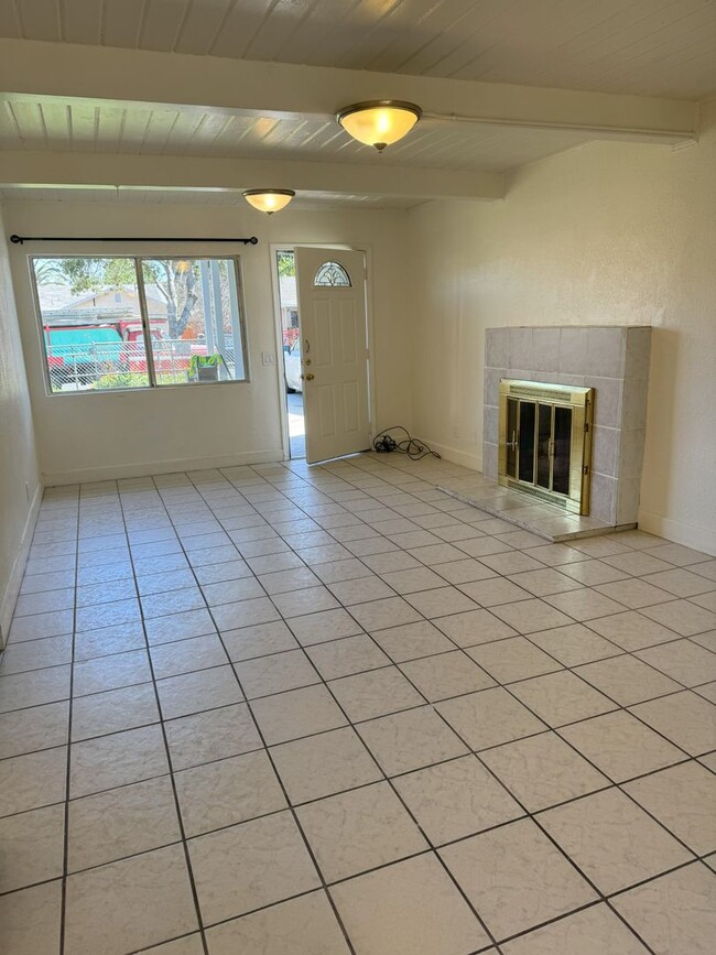 Building Photo - Charming 2 Bedroom home with large park like backyard