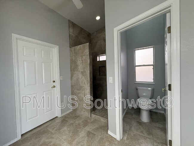 Building Photo - 2917 Desert Vista Dr