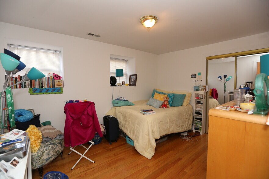 Building Photo - 922 W Addison St