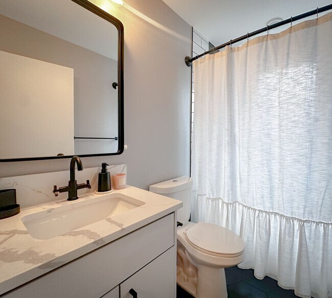 Building Photo - Modern 3 bed/ 2.5 bath townhome in Ballard!