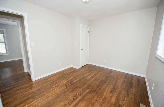 Building Photo - Privacy Fenced, 3 bed 3 bath in South Springfield (Ask about our special)