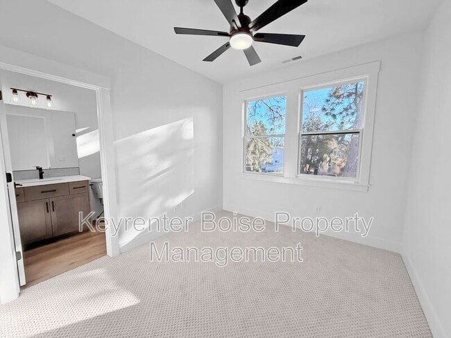 Building Photo - 618 E Krall St