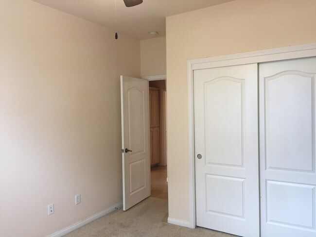 Building Photo - Wonderful 4+2 located North of Stockdale H...