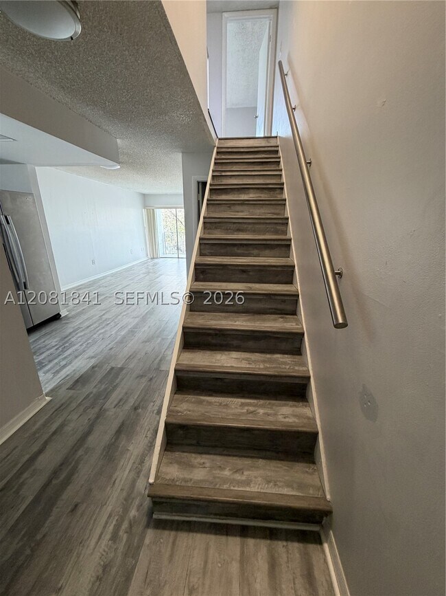Building Photo - 9371 Fontainebleau Blvd