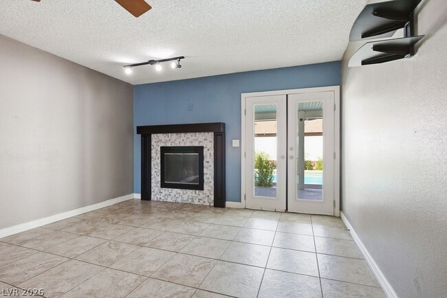 Building Photo - 4561 Paseo El Rio Dr