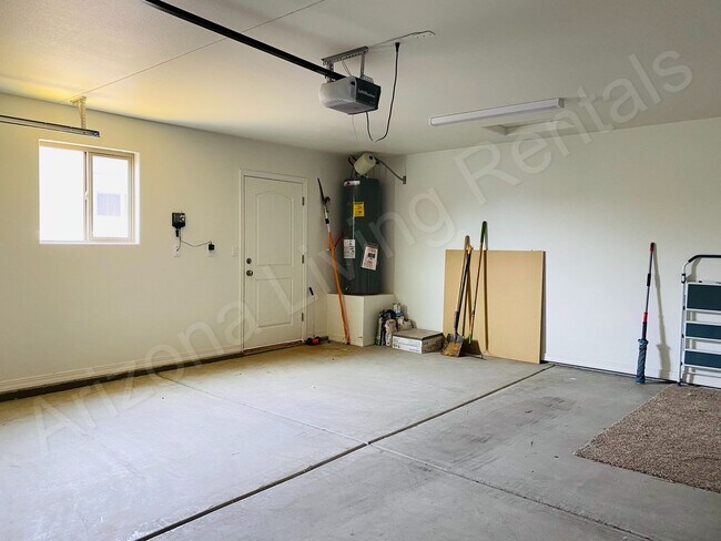 Building Photo - BEAUTIFUL 3 BEDROOM 2 CAR GARAGE HOME