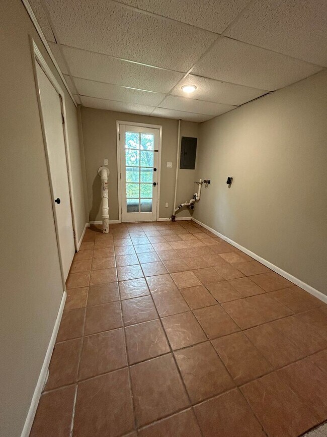 Building Photo - 5 bed 2 bath House in a quiet neighborhood