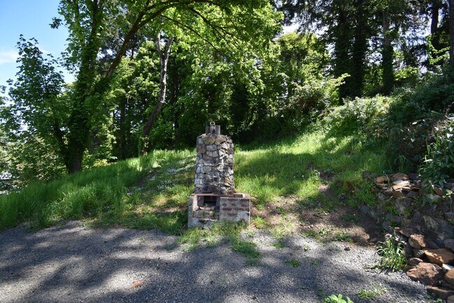 Building Photo - 157 Holloway Heights