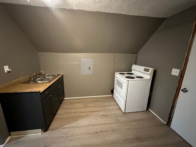 Building Photo - 1311 E 187th St