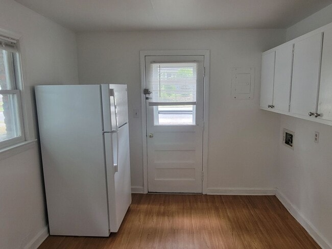 Building Photo - 3 Bedroom 1 Bathroom House