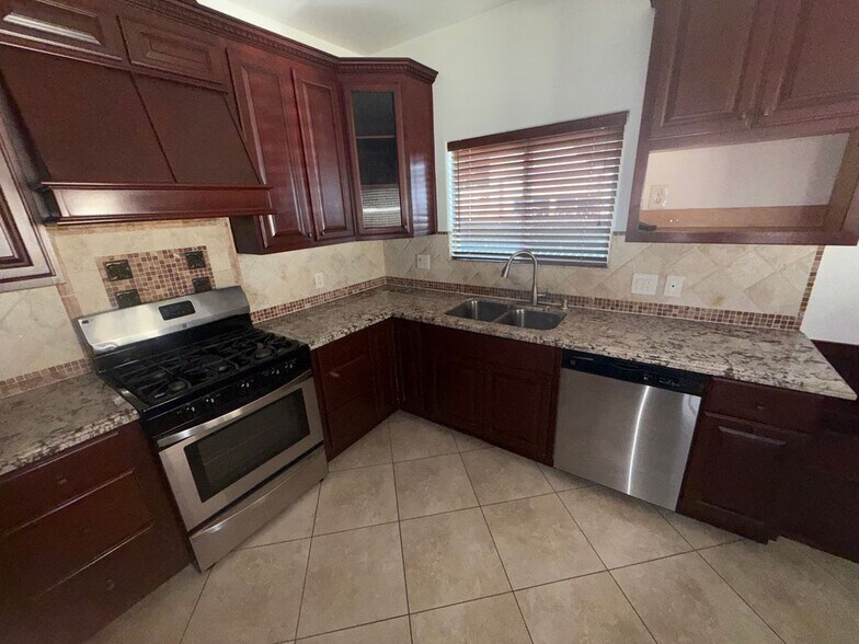 Building Photo - 2244 Ripple St