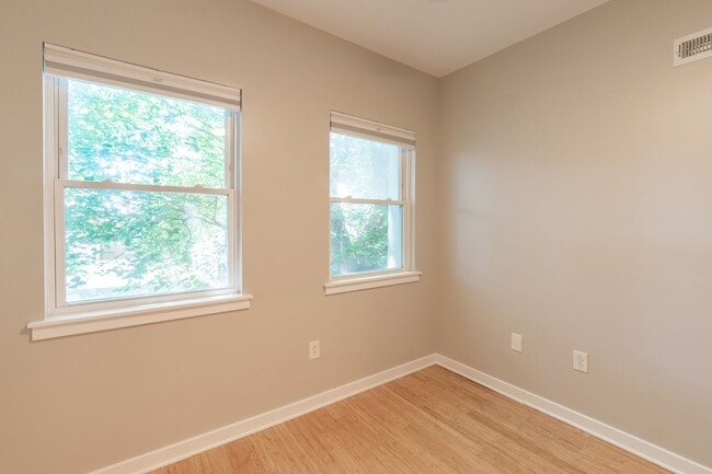 Building Photo - Three Bedroom Graduate Hospital Townhome
