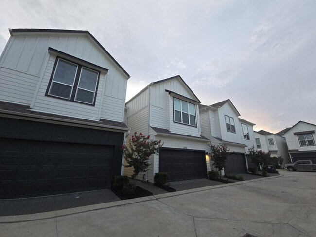 Building Photo - 2214 Roozy Lk Ln