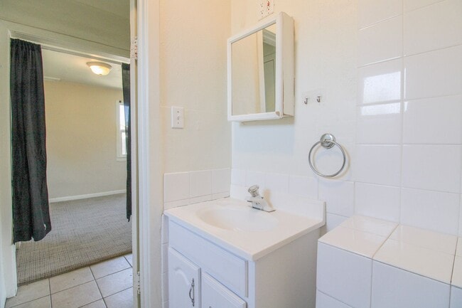 Building Photo - 1 Bed, 1 Bath Cottage in Grover Beach