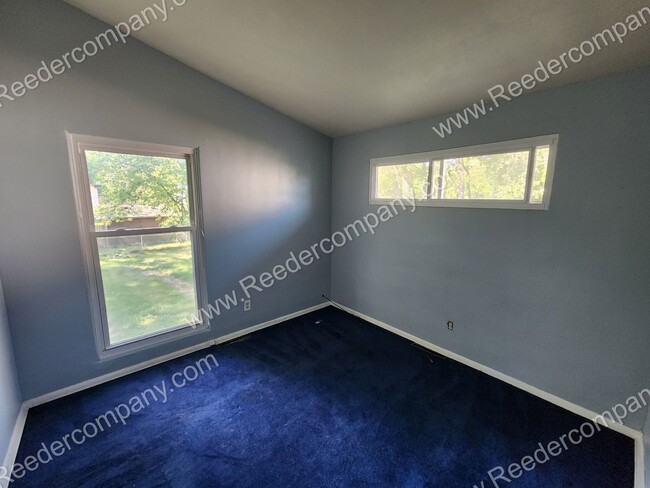 Building Photo - Spacious 3 bedroom 2 bathroom house Walkin...