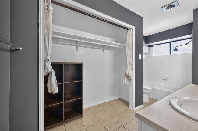 Building Photo - 801 Kavanagh Dr